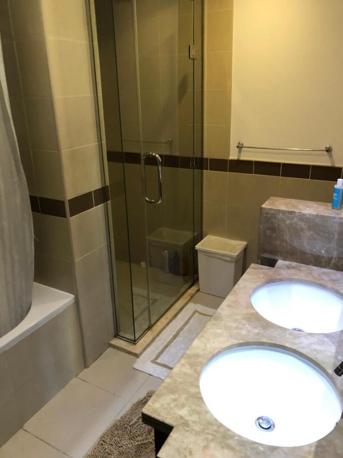 Downtown Boulevard One Bedroom Apt In 29 Blvd غرفة وصالة Burj & Fountain View Master Bedroom Plus 2 Single Beds In Living Room ดูไบ ภายนอก รูปภาพ